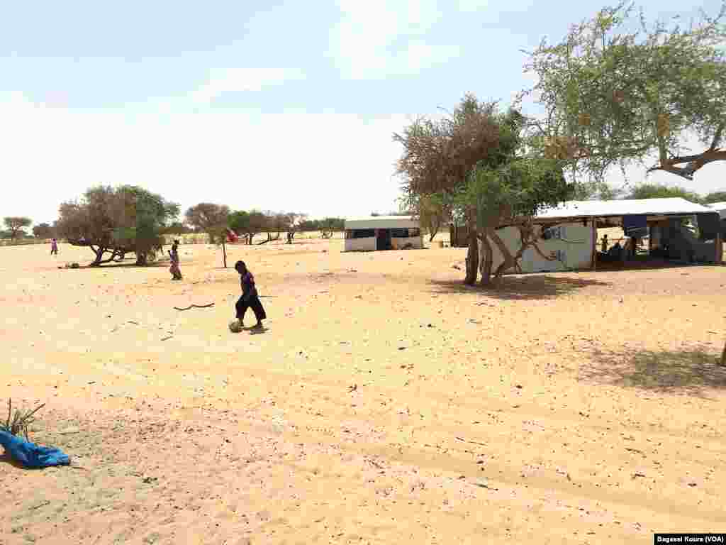 Des centaines d'enfants réfugiés vivent dans le camp de Dar Es Salam à Baga-Sola (ouest du Tchad), 2 avril 2016. (Photo voa Bagassi Koura).