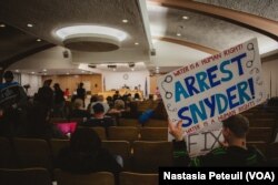 Protests in the city hall in Flint, Michigan, February 2d, 2016. (VOA/ Nastasia Peteuil)