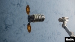 Kapsul Orbital ATK Cygnus milik NASA saat mendekati stasiun antariksa internasional (ISS) 9 Desember 2015 lalu (foto: dok).