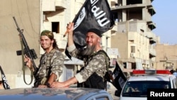 Militan kelompok ISIS di kota Raqqa, Suriah utara (foto: dok).