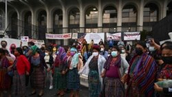 Cinco exparamilitares guatemaltecos fueron condenados por un tribunal a 30 años de prisión por violencia sexual cometida contra mujeres indígenas en el municipio de Rabinal en la década de 1980 .