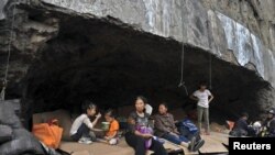 ພວກປະສົບໄພແຜ່ນດິນໄຫວໄປອາໃສຢູ່ໃນຖໍ້າຫີນ ຊຶ່ງກາຍເປັນບ່ອນພັກຊົ່ວຄາວ ຫລັງຈາກມີແຜ່ນດິນໄຫວທີ່ເກີດຕິດຕໍ່ກັນສອງຄັ້ງ ກະໜໍ່າໃສ່ເມືອງ Yiliang ແຂວງຢຸນນານຂອງຈີນ ໃນວັນທີ 8 ກັນຍາ ວານນີ້. 