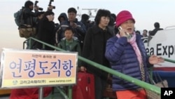 People arrive from Yeonpyeong Island, at Incheon port, west of Seoul, South Korea, 23 Nov 2010