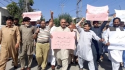 پشاور میں صحافی پابندیوں کے خلاف مظاہرہ کر رہے ہیں۔