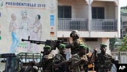 Guinea's army patrol in Ratoma, a suburb of Conakry, on 18 Nov 2010 after Guinea was placed under a state of emergency