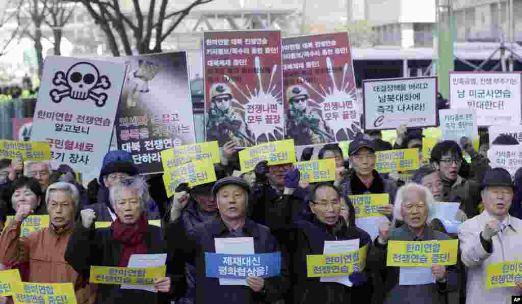 11일 한국 서울 미국 대사관 앞에서 키리졸브 미-한 연합훈련에 반대하는 시위대.