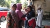 Dwi Wulandari (ketiga dari kiri), buruh migran Indonesia, Minggu siang (19/5) tiba di kampung halamannya di Blitar, Jawa Timur, setelah dibebaskan oleh pihak berwenang Filipina. (Courtesy: Migrant Care) 