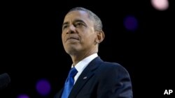 Shugaba Barack Obama lokacin da yake jawabin nasara daren talata a Chicago.