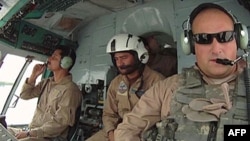 Thiếu tá Micah West của Lực lượng Không quân Hoa Kỳ giúp huấn luyện phi công Afghanistan tại tỉnh Kandahar.