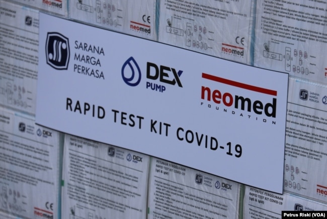 Rapid Test Kit untuk corona yang didistribusikan di Surabaya (Foto: VOA/ Petrus Riski).
