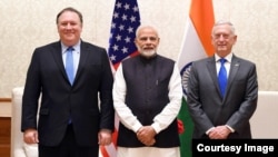 Dari kiri: Menlu AS Mike Pompeo, PM India Narendra Modi, dan Menhan AS Jim Mattis dalam pertemuan di New Delhi, India, Kamis (6/9). 