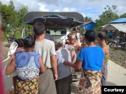 တိုက်ပွဲဖြစ်ပွါးရာ ချိန်ခါလီကျေးရွာမှ ပိတ်မိသူ သက်ကြီးရွယ်အိုများကို ကယ်ထုတ်တဲ့ မြင်ကွင်း။ (ဓါတ်ပုံ -MP Oung Thaung Shwe)