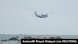 Sebuah pesawat TNI Angkatan Darat CN-235 terlihat dalam operasi pencarian dan penyelamatan penerbangan Sriwijaya Air SJ 182, di laut lepas pantai Jakarta, 14 Januari 2021. (Foto: Antara/M Risyal Hidayat via REUTERS)