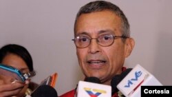 Mediante el voto de censura, el Legislativo busca que el presidente venezolano destituya al funcionario por su responsabilidad en la crisis energética. El Parlamento fue declarado en desacato por el chavismo.