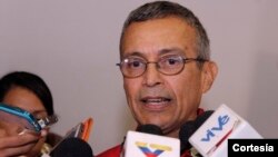 Mediante el voto de censura, el Legislativo busca que el presidente venezolano destituya al funcionario por su responsabilidad en la crisis energética. El Parlamento fue declarado en desacato por el chavismo.