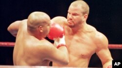 Tommy Morrison conecta una derecha a Marcus Rhode en una pelea en Tokio, en 1996. Morrison murió a la edad de 44 años.