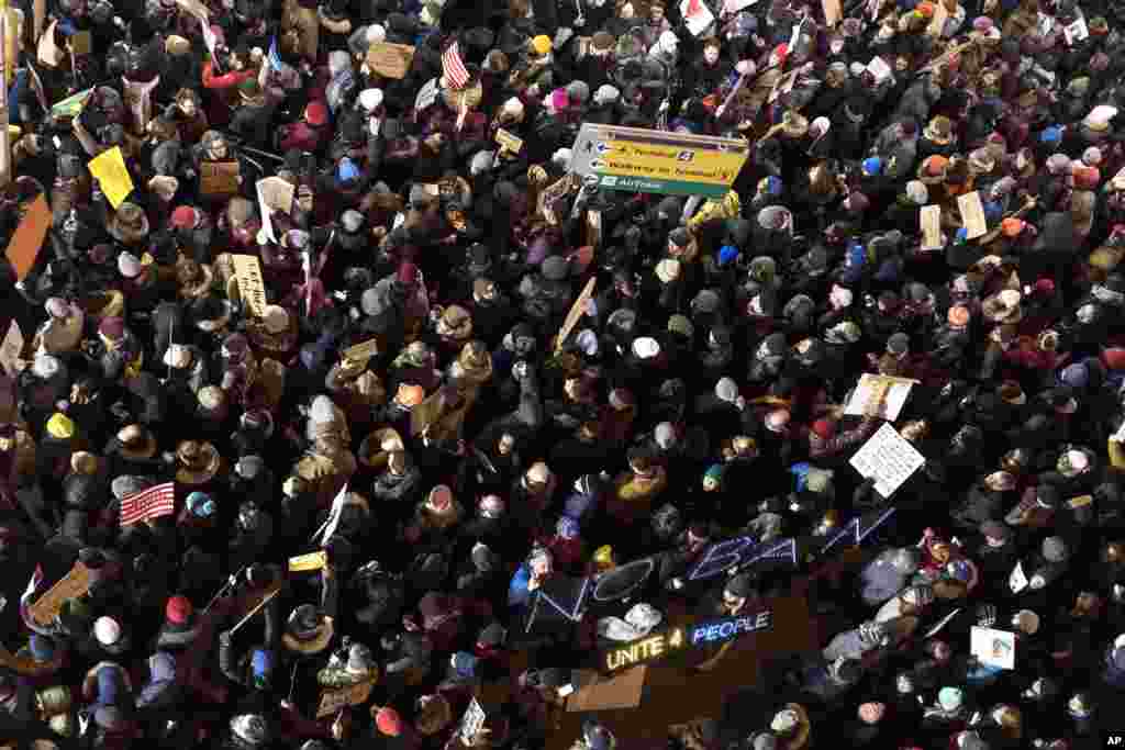 تظاهرات در فرودگاه بین&zwnj;المللی جان اف کندی در نیویورک علیه فرمان اجرایی دونالد ترامپ برای تعلیق ویزا و ممانعت از ورود پناهجویان به آمریکا.