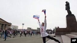People take part in a mass exercise session in the central square of Russia's southern city of Stavropol, April 6, 2012, to celebrate World Health Day.