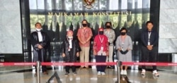 Siti Badriyah (berjaket hitam dan jilbab pink) mengikuti sidang uji materi di Mahkamah Konstitusi, Juli 2020. (Foto: Courtesy)