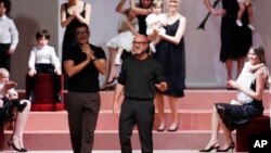 Les créateurs de mode italiens Dolce & Gabbana, le 1er mars 2015 à Milan (AP Photo/Luca Bruno)