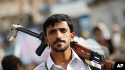 Seorang pemberontak Houthi menghadiri reli untuk memperingati hari Al-Quds (Jerusalem), di Sana'a, Yaman,10 Juli 2015. 