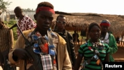 Des enfants soldats anti-Balaka portant des gris-gris autour de leur cou dans le district d'Ouengo, Bangui, Centrafrique, 12 janvier 2014.