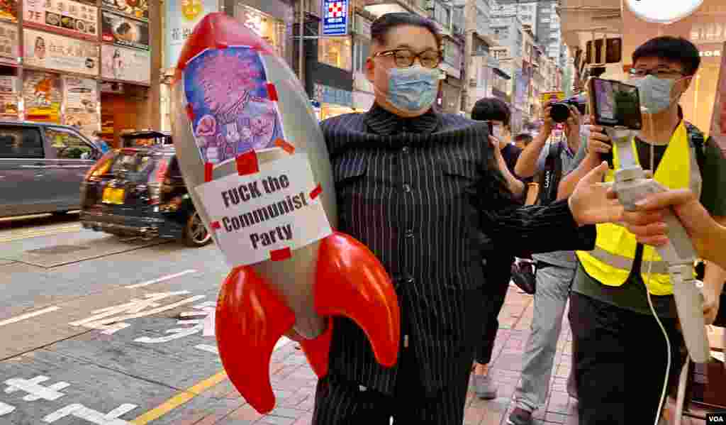 有香港市民10月1日扮成北韓領導人金正恩在銅鑼灣上街，他手持貼上中共總書記習近平病毒頭像的吹氣飛彈，諷刺香港目前的局勢會引發第三次世界大戰。(美國之音湯惠芸) 