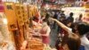 Warga mengenakan masker saat berbelanja di pasar di Taipei, menjelang Tahun Baru Imlek, tengah pandemi COVID-19, 10 Februari 2021. (AP Photo/Chiang Ying-ying)