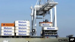 Des conteneurs maritimes sont déchargés d'un navire dans le port d'Oakland, en Californie, le 2 mars 2016.