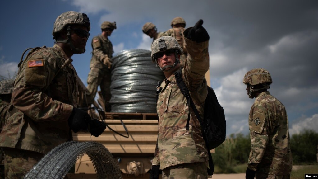 Soldados de EE.UU. instalan rollos de alambre de púas en la frontera con México, en Hidalgo, Texas. Noviembre 8 de 2018.