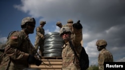 Soldados del Ejército de EE.UU. se preparan para instalar un cable a lo largo de la frontera de Estados Unidos y México en Hidalgo, EE. UU., Foto de archivo.