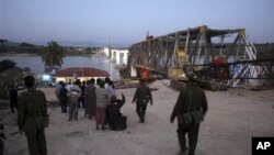 အင္အားျပင္း ငလ်င္ဒဏ္ေၾကာင့္ ၿပိဳက်ပ်က္စီးခဲ့တဲ့ ေရႊဘိုၿမိဳ႕က တည္ေဆာက္ဆဲ ဧရာ၀တီ ျမစ္ကူးတံတားတခု။ (ႏို၀င္ဘာလ ၁၁၊ ၂၀၁၂)။