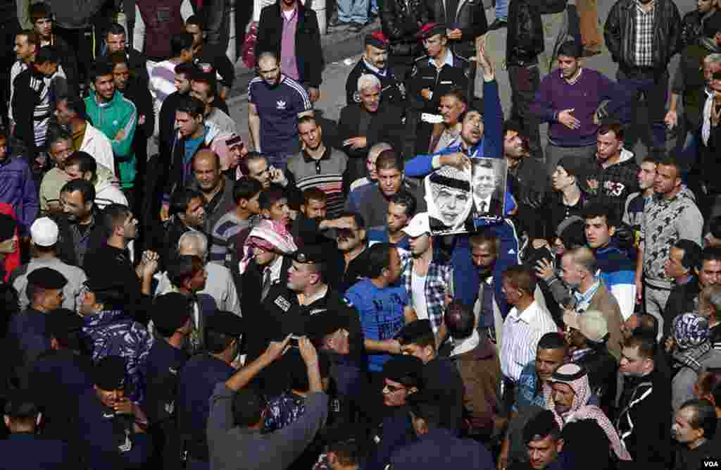 A small group of supporters of King Abdullah and the late King Hussein chanted from a distance at the larger crowd of anti-government protesters, Amman, Jordan, November 16, 2012. (Y. Weeks/VOA)