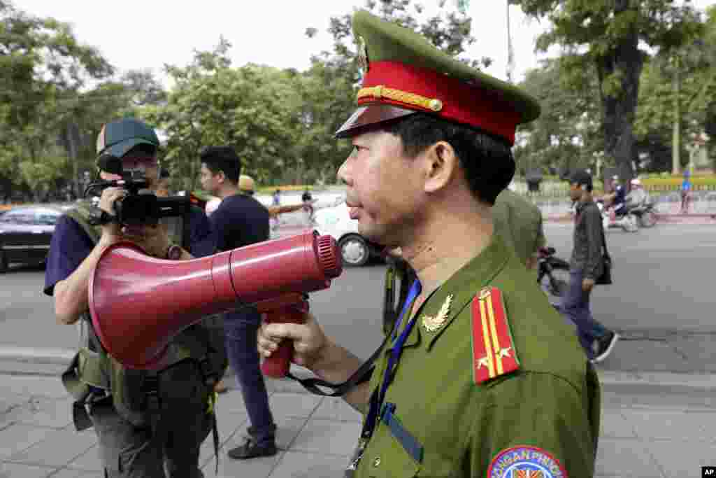 Vietnamese authorities forcibly break up a small protest against China after anti-Chinese rampages in two Vietnamese cities turned violent, Hanoi, Vietnam, May 18, 2014.&nbsp; &nbsp;