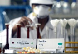 Seorang pekerja farmasi melakukan penelitian untuk memproduksi kapsul Oseltamivir, Tamiflu versi lokal, di laboratorium Kimia Farma di Bandung, 17 Februari 2006. (Foto: REUTERS/Dadang Tri)