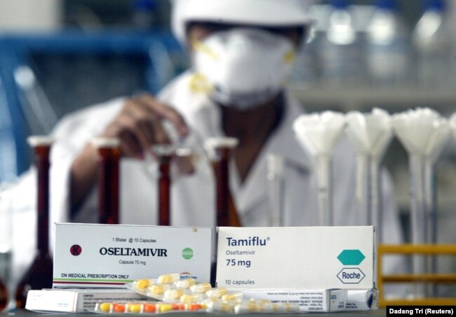 Seorang pekerja farmasi melakukan penelitian untuk memproduksi kapsul Oseltamivir, Tamiflu versi lokal, di laboratorium Kimia Farma di Bandung, 17 Februari 2006. (Foto: REUTERS/Dadang Tri)