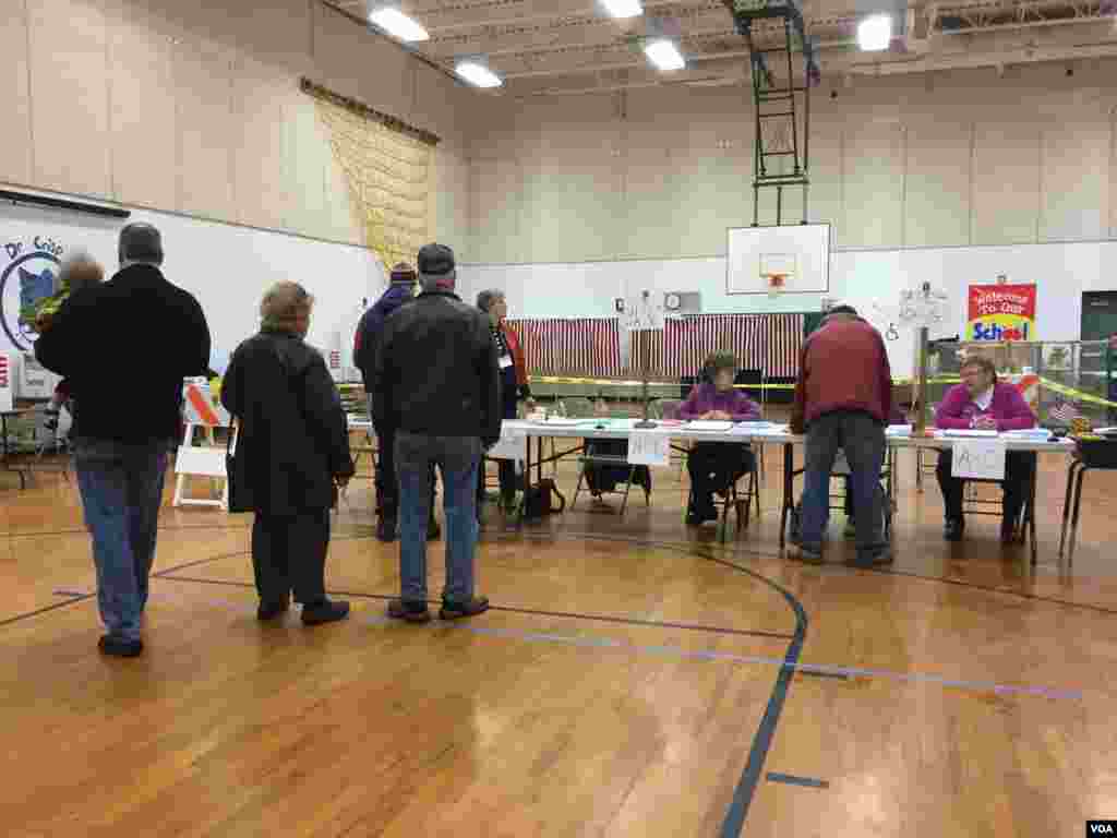 Early voting at Ward 7 in Nashua, New Hampshire. (Sasha Gong/VOA) 