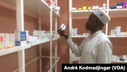 Dr. Haroun Badawi, président de l'ordre des pharmaciens du Tchad dans une pharmacie à N'Djamena, 13 septembre 2018. (VOA/André Kodmadjingar)