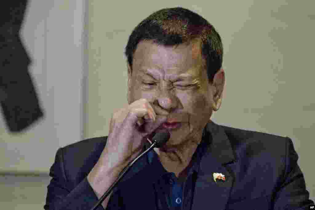 رودریگو دوترته، رئیس جمهور فیلیپین در کنفرانس مطبوعاتی در پکن چین ادای کسانی که مواد مخدر می زنند را در می آورد. دوترته، که در تیر ماه امسال رئیس جمهور فیلیپین شد، شدیدا بر علیه مواد مخدر در کشورش سختگیری کرده است. تا به حال، دولت دوترته ۳۴۰۰ نفر را به خاطر فروش و یا استفاده از مواد مخدر را کشته اند.