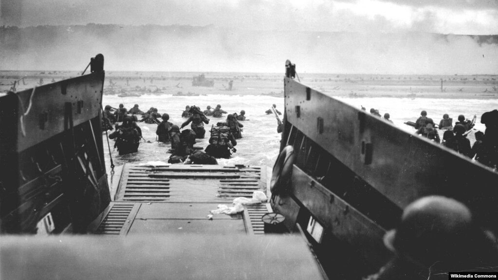 Binh sĩ Mỹ đổ bộ xuống bãi biển Omaha, ngày 6 tháng 6, 1944.