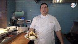 El chef Javier Narvaez junto a un lomo saltado, la propuesta para el día de Acción de Gracias