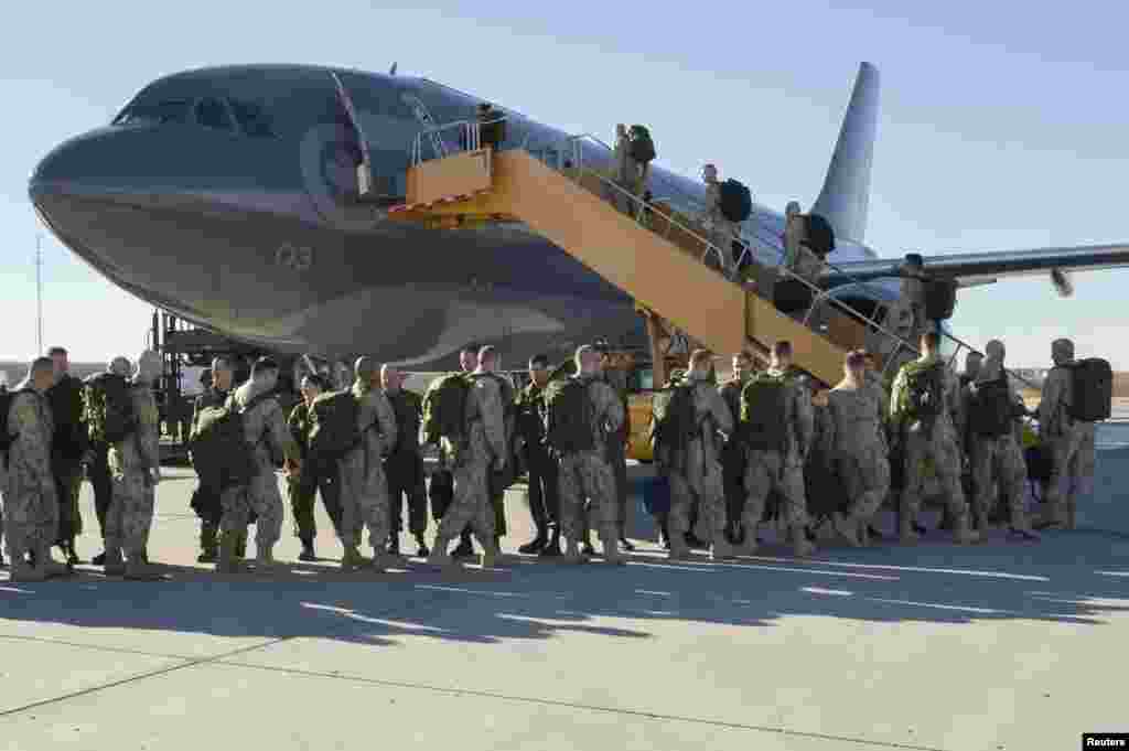 Canadian Armed Forces members depart for their deployment to Iraq in the fight against the Islamic State, 4 Wing Cold Lake, Alberta, Oct. 22, 2014. 