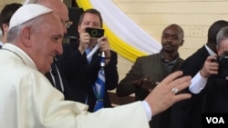아프리카를 순방중인 프란치스코 로마 가톨릭 교황이 27일 케냐 나이로비의 빈민가를 방문했다.