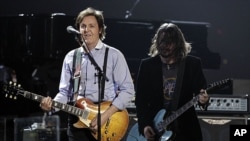 Paul McCartney, left, and Dave Grohl perform during the 54th annual Grammy Awards in Los Angeles, February 12, 2012. (AP Photo/Matt Sayles)