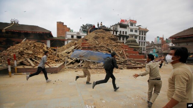 El epicentro del terremoto con magnitud 7,8 tuvo lugar a 80 kilómetros al noroeste de la capital de Nepal, Katmandú.