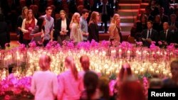 Thân nhân và bạn bè của các nạn nhân chuyến bay MH17 tới dự lễ tưởng niệm các nạn nhân tại Trung tâm Hội nghị RAI ở Amsterdam 10/11/2014.
