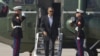 Tổng thống Obama đi từ Marine One đến Air Force Once tại sân bay quốc tế Los Angeles, lên đường đến Rancho Mirage ở Sunnylands.