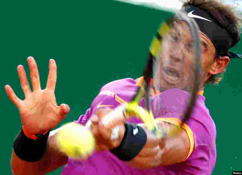 កីឡាករអេស្ប៉ាញ Rafael Nadal កំពុងវាយបកទៅកាន់កីឡាករ Diego Schwartzman របស់ប្រទេសអាហ្សង់ទីន ក្នុងការប្រកួតជុំ១ភាគ៨ នៃការប្រកួតតិន្នីស Monte Carlo Tennis Masters ក្នុងទីក្រុង Monaco