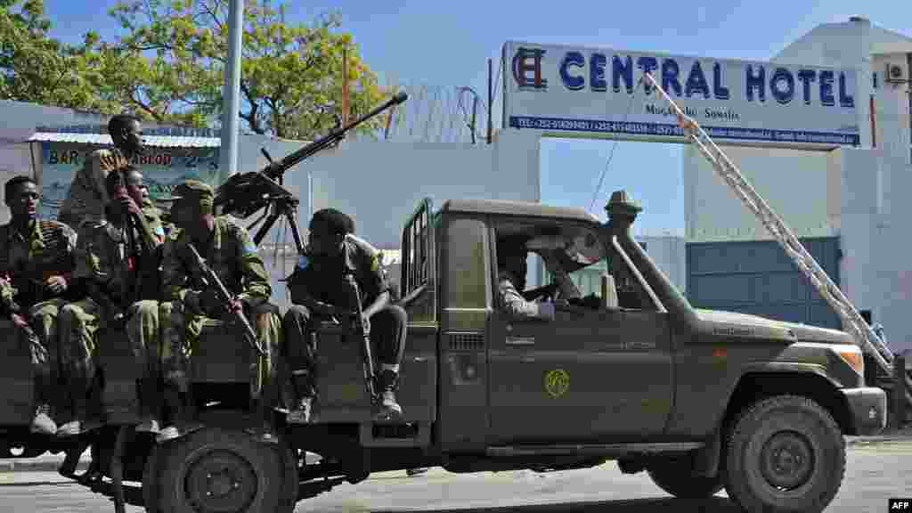 Les forces de sécurité gardent l&#39;entrée de l&#39;hôtel Central près de la place présidentielle à Mogadiscio.