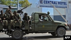 Lực lượng an ninh Somalia bảo vệ cổng vào khách sạn có tên Central Hotel, gần Phủ tổng thống hôm 20/2. 